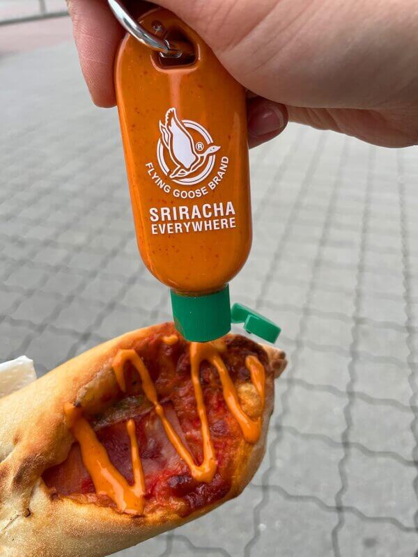 Chili Soße to go - für scharfe Kerle - Sriracha für Unterwegs - Flying Goose Brand Flasche als Anhänger - würziges Männergeschenk